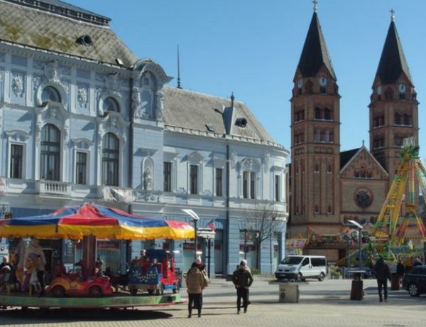 Vásár és színpadi produkciók Nyíregyháza főterén