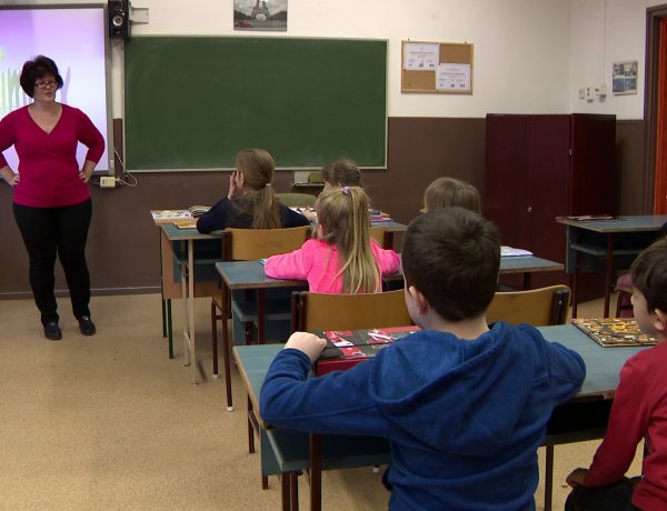 Magas rangú állami kitüntetésben részesült Kutasi Angéla, az Apáczai iskola francia tanára