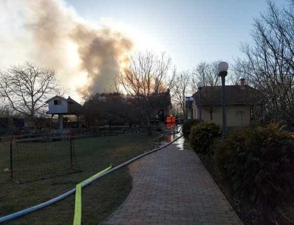 Teljes terjedelmében égett egy nád fedésű ház tetőszerkezete Nyíregyházán, a Kéményseprő utcában.