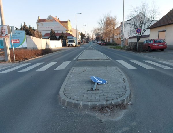 KRESZ-táblákat rongáltak