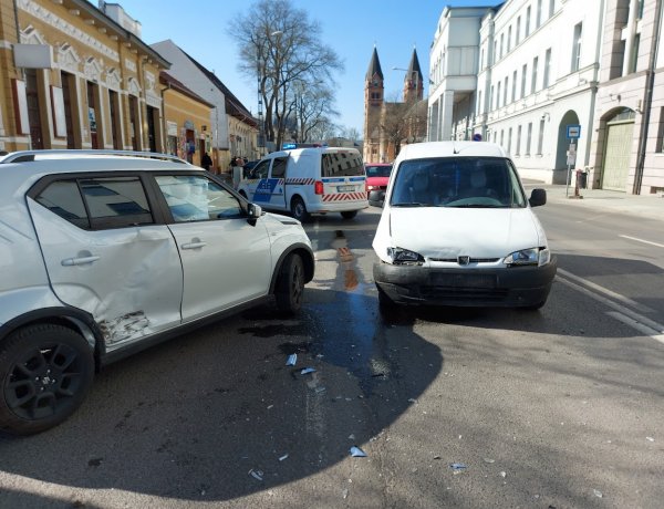 Egy kanyarodó és egy egyenesen haladó autó ütközött a Bocskai utcán