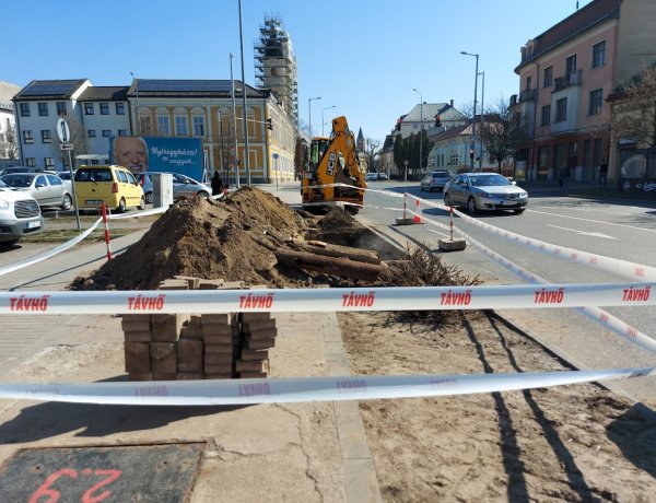 Csőtörés utáni helyreállítási munkálatokat végez a Nyírtávhő a Bethlen Gábor utcán