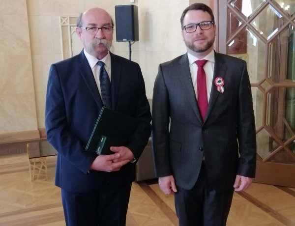 Kitüntetés – A Magyar Érdemrend Lovagkeresztjét kapta Szepessy Béla grafikusművész