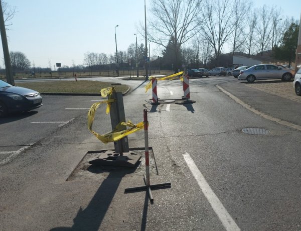Megkezdődött a közműfedlapok szintbehelyezése a Törzs utcán