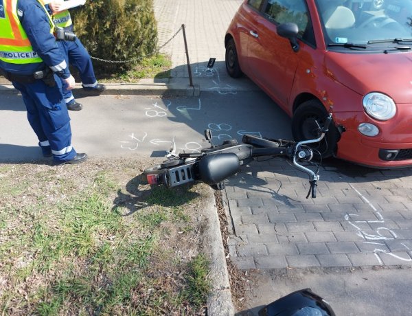 Szabálytalanul közlekedő robogós ütközött egy személyautóval, a rendőrség vizsgálja a körülményeket
