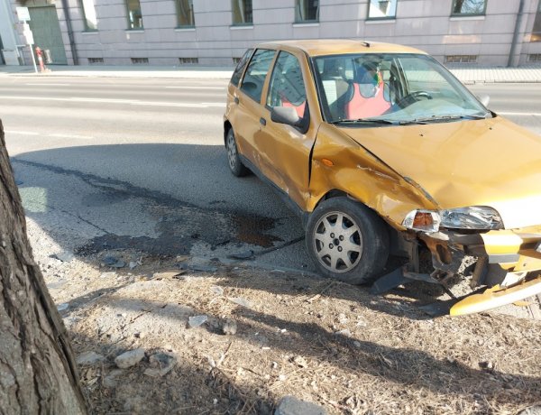 Két személyautó ütközött össze hétfőn délelőtt a Bocskai utcán