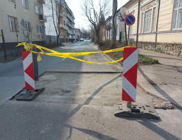 A Szabolcs utcán egy útburkolati hiba szintbe helyezése kapcsán van forgalomkorlátozás