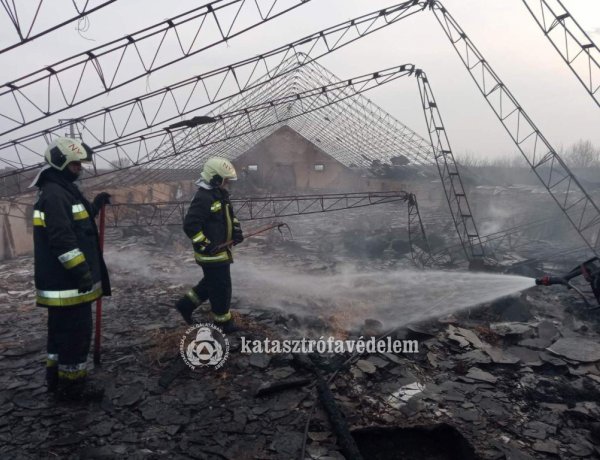 Tároló, bálák és száraz fű is égett