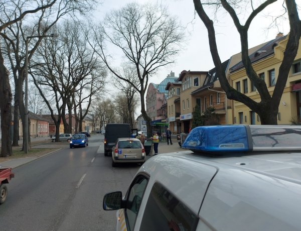 Ráfutásos baleset történt a Szarvas utcán kedden délután