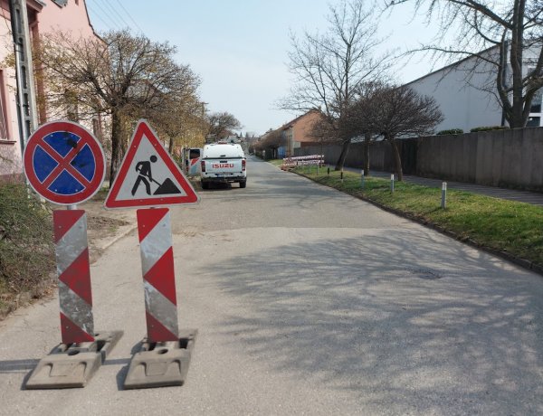 A Színház utcán forgalomkorlátozás mellett közműberuházási munkálatokat végeznek