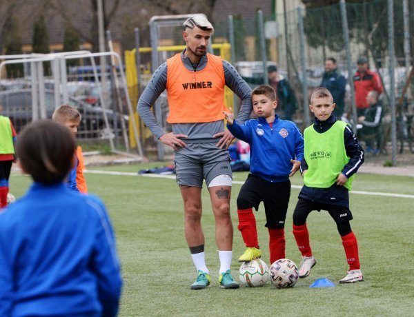 Ugyanazt a címert viseljük - A kicsik edzésén járt a Szpari