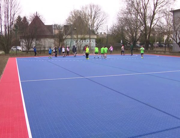 Átadó – Mintegy negyvenmillió forintból készült el a kertvárosi iskola új sportpályája