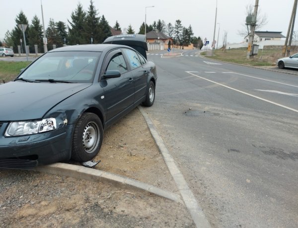 A Korányi Frigyes utcánál egy szabálytalanul kanyarodó autó nekiütközött egy szembejövő járműnek