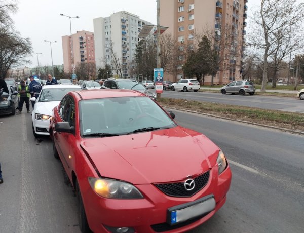Hármas karambol történt a Ferenc körúton szerdán este