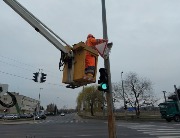 Zajlik a KRESZ-táblák karbantartása és cseréje, valamint a VÉDA-kapuk ellenőrzése