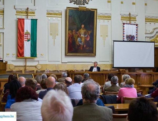 A normalitás a hívószava a Védett Társadalom Alapítványnak, mely a hagyományos értékeket védi