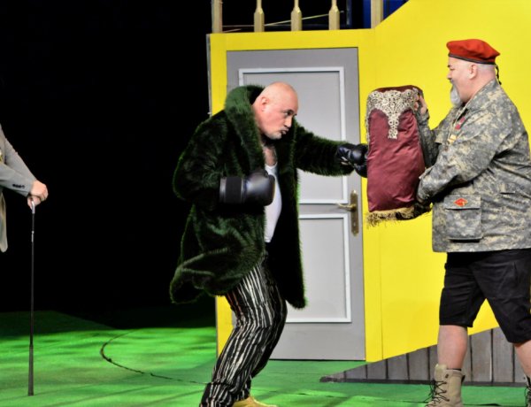 Kurázsi mama és gyermekei, Idétlen időkig, Várj, míg sötét lesz és A csillagszemű juhász: izgalmas az idei évad Gyuris Tibor színművész számára