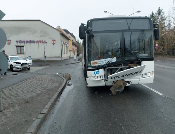 Hármas karambol történt pénteken a Vasgyár utcánál