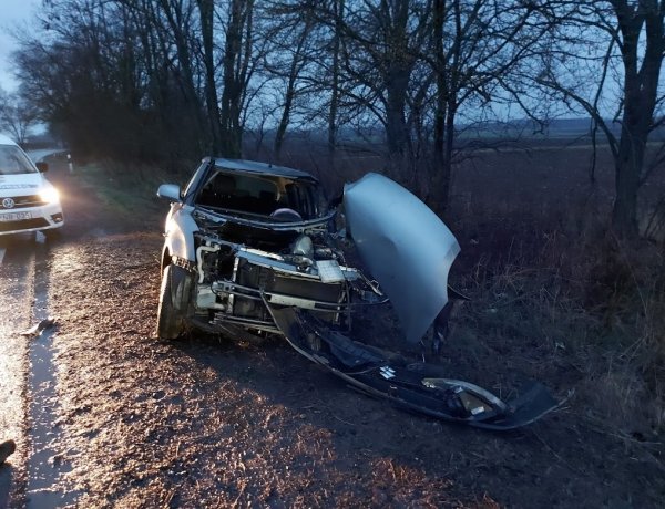 Előzés közben megcsúszott, nekicsapódott egy fának és az oldalára borult egy jármű péntek reggel