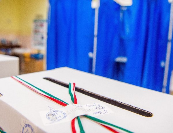 Készülődés a választásokra: országszerte zajlik a szavazóhelyiségek kialakítása
