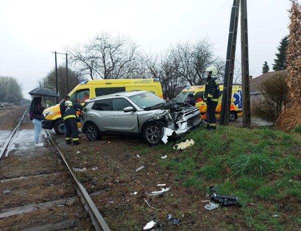 Pénteken délután egy motorvonat egy autóval ütközött a Lapály utcánál
