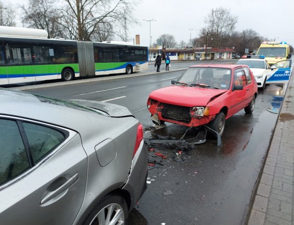 Vasárnap az Állomás téren egy férfi vezetés közben rosszul lett, az előtte haladó járműnek csapódott