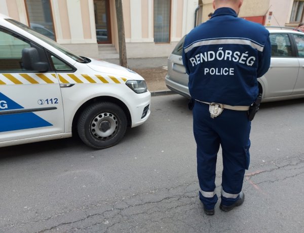 Hétfőn délelőtt a Szent István utcán egy parkoló autónak ment egy másik jármű