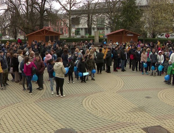 Kék séta – Az autizmus világnap alkalmával a Kossuth téren gyűltek össze a betegségben érintettek és gondozóik