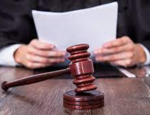 Felfüggesztett börtönbüntetésre ítélte a bíróság a férfit, aki áramot vezetett a kilincsbe