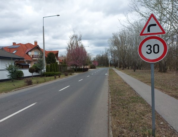 A 4-es Huszárok útján, a 30-as korlátozás érvénye alatt lévő szakaszon mindkét irányból veszélyes útkanyar előrejelző táblát helyeztek el