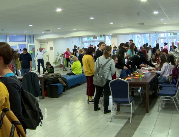 Rotary húsvét – Száz gyereket fogadtak a Váci Mihály Kulturális Központban