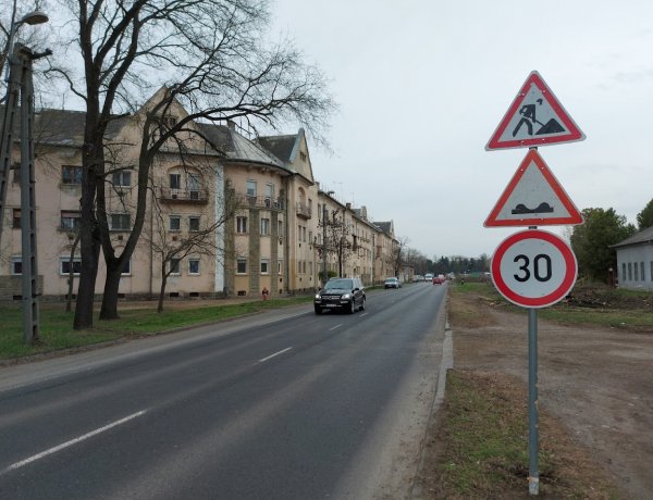 A Huszár soron sebességkorlátozó és megállni tilos táblát helyeztek ki a munkaterületnél