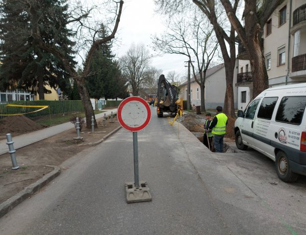 A Kereszt utcán a gázvezeték kiépítése miatt napközben időszakonként több esetben lezárják a forgalmat