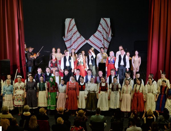 A Művészeti Szakgimnázium táncművészetis növendékei adtak bemutatót a Kölyökvárban