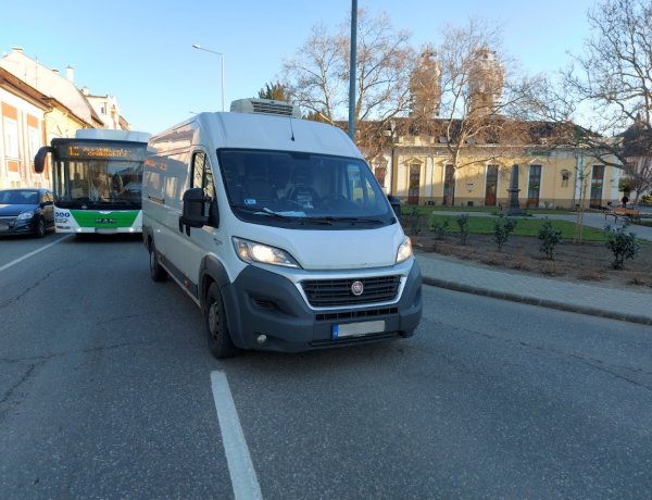 Hétfőn reggel a Kálvin téren ütközött egy haszonjármű és egy személyautó