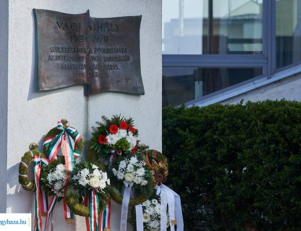 Költészet napja – József Attila születésnapján most is megkoszorúzták Váci Mihály szobrát