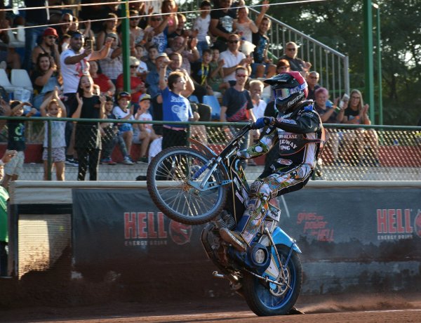 Április 24-én csapódik fel először a rajtszalag