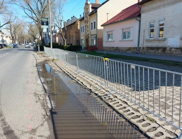 A Szarvas utcán a parkolók egy részét lezárták