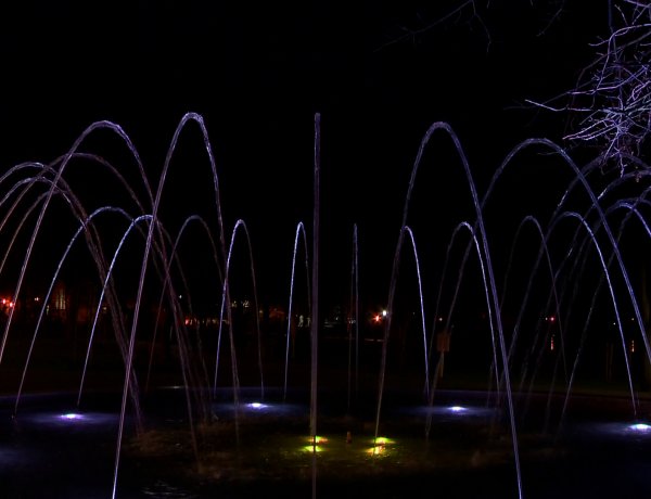 Attrakció – Április 14-étől újra gyönyörködhetünk a sóstói szökőkút hang- és fényjátékában