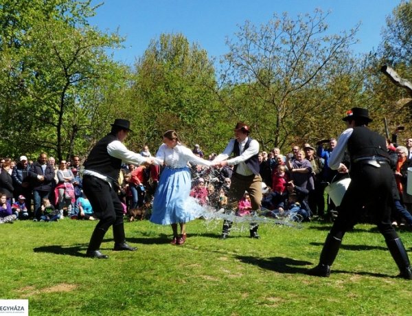 Húsvét a templomokban, Sóstón és a futópályán