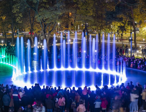 Itt egy remek program az ünnepi hétvégére! – Április 14-étől újra gyönyörködhetünk a sóstói szökőkút hang- és fényjátékában!