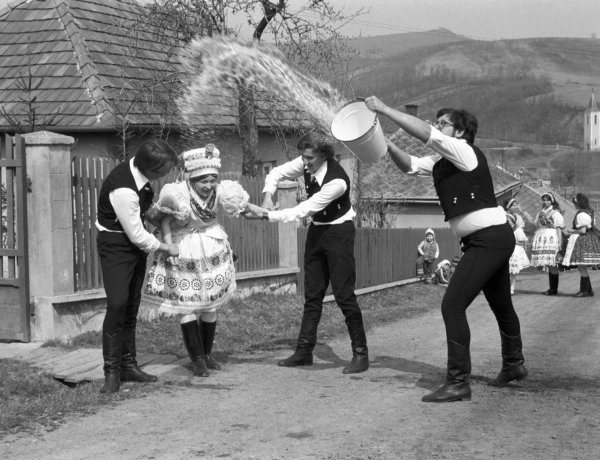 Szabad-e locsolni? – Egy csokorban a legjobb locsolóversek