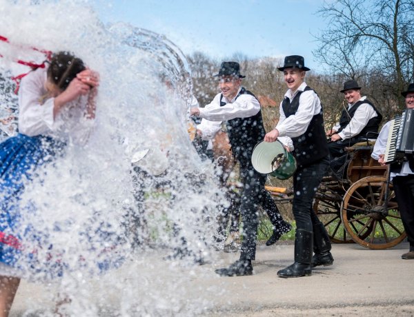 Locsolkodási szokások – Vödör víz vagy inkább kölni?