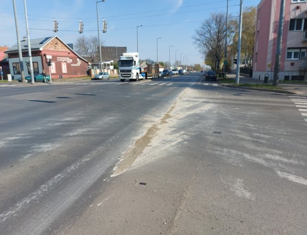 Nagy mennyiségű friss betont hagyott el egy mixer kedden délelőtt a Kert utcánál