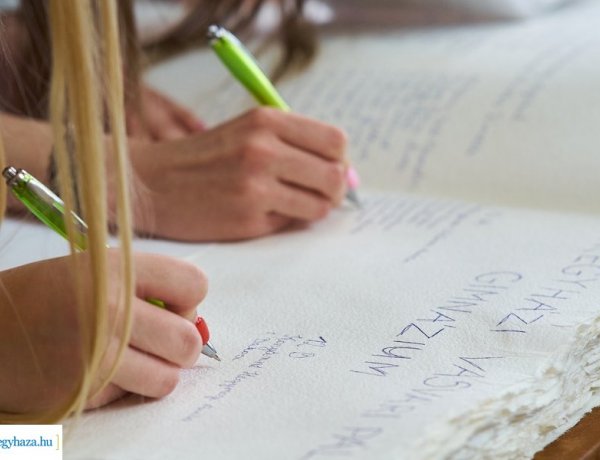 Ballagók Kapcsos Könyve – Több mint kétezer diák neve került be a város nagy könyvébe 