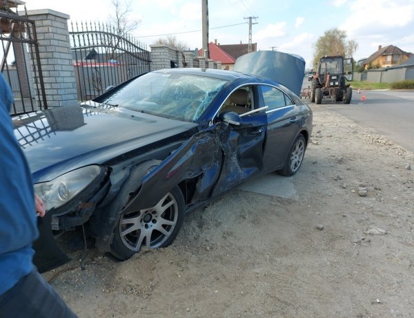 Egy személyautó és egy mezőgazdasági gép ütközött össze Rozsrétszőlőn, a Tulipán utcán