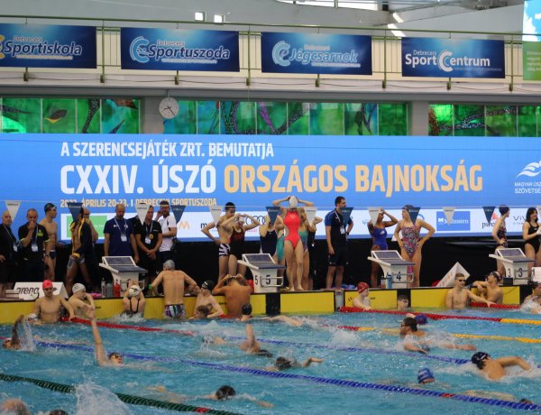 Elkezdődött az Úszó Bajnokság, nyíregyházi résztvevőkkel
