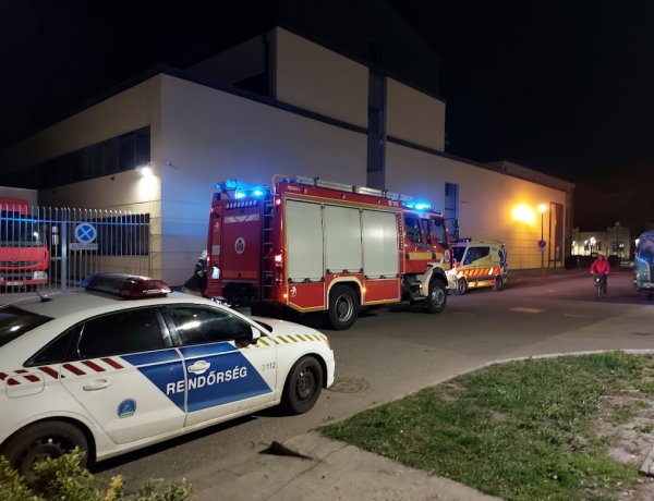 A Színház utcára riasztották a tűzoltókat szerda este