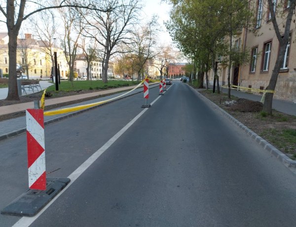 Lezárták a parkoló egy részét a Bessenyei tér 6. szám előtt