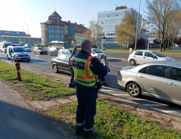 Összekoccant két autó a Kodály Zoltán Általános Iskola előtt csütörtök reggel